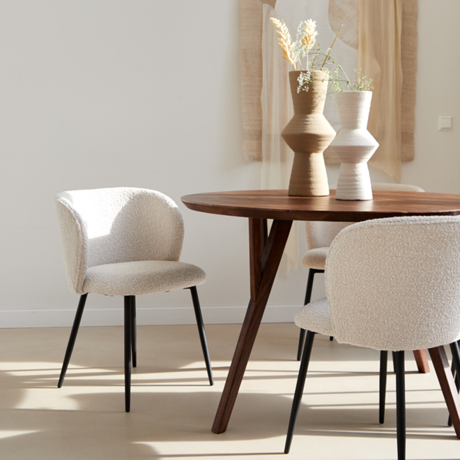 Quenza round dining table